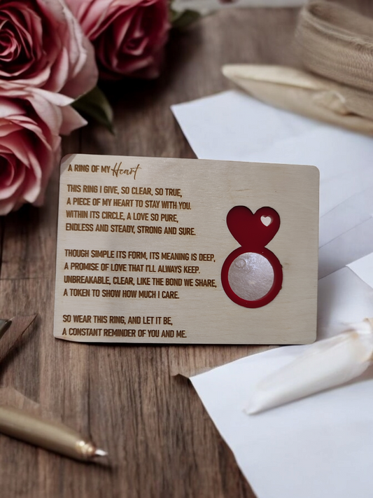 Ξύλινη Κάρτα Αγάπης με Προσαρμοσμένο Δαχτυλίδι σε Σχήμα Καρδιάς από Plexiglass.