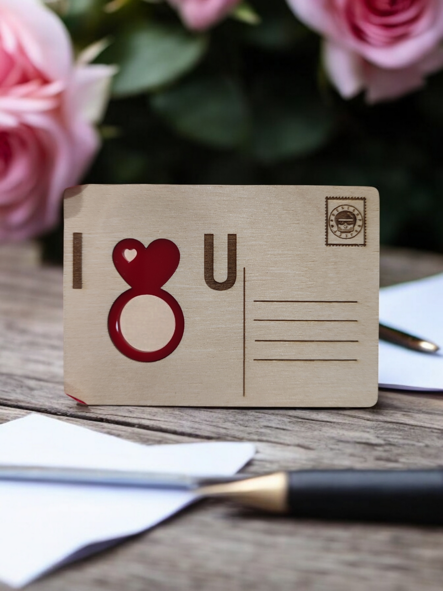 Ξύλινη Κάρτα Αγάπης με Προσαρμοσμένο Δαχτυλίδι σε Σχήμα Καρδιάς από Plexiglass.